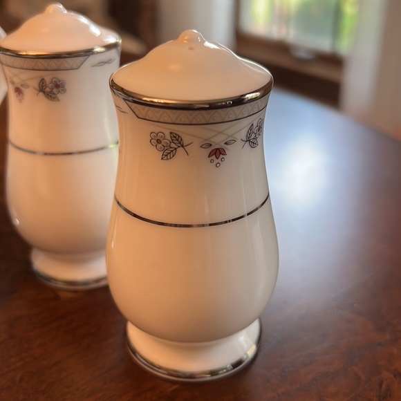 Gorham Serena Creamer, Sugar bowl with lid, Salt and Pepper Shakers. Fine China. - Picture 2 of 12
